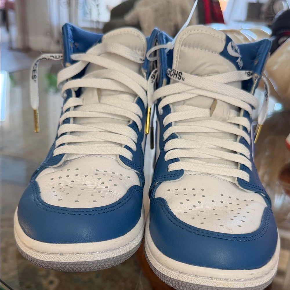 x Air Jordan 1 Retro High OG "University Blue in excellent condition